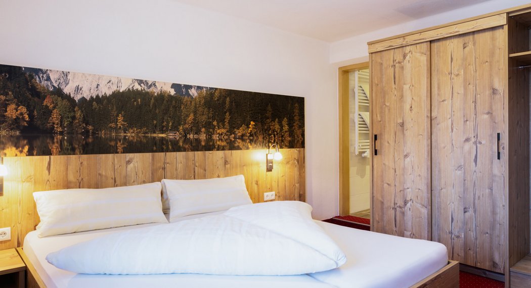 Hotel Oetztal: Ihr gemütliches Zimmer im Jägerhof wartet Hotel Oetztal: Ihr gemütliches Zimmer im Jägerhof wartet