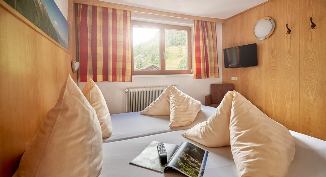 Hotel Oetztal: Ihr gemütliches Zimmer im Jägerhof wartet Hotel Oetztal: Ihr gemütliches Zimmer im Jägerhof wartet