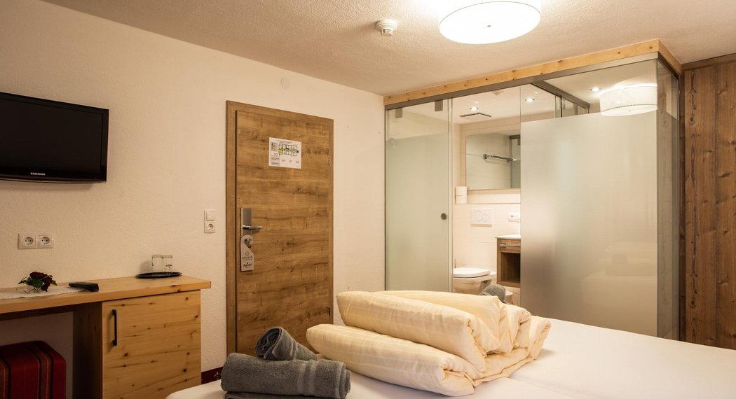 Hotel Oetztal: Ihr gemütliches Zimmer im Jägerhof wartet Hotel Oetztal: Ihr gemütliches Zimmer im Jägerhof wartet