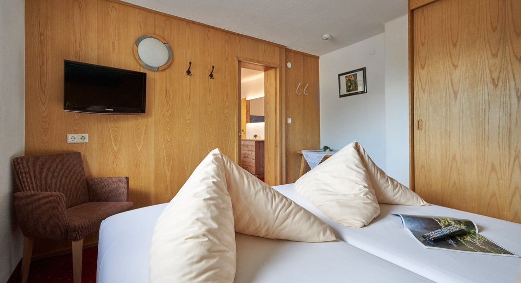 Hotel Oetztal: Ihr gemütliches Zimmer im Jägerhof wartet Hotel Oetztal: Ihr gemütliches Zimmer im Jägerhof wartet