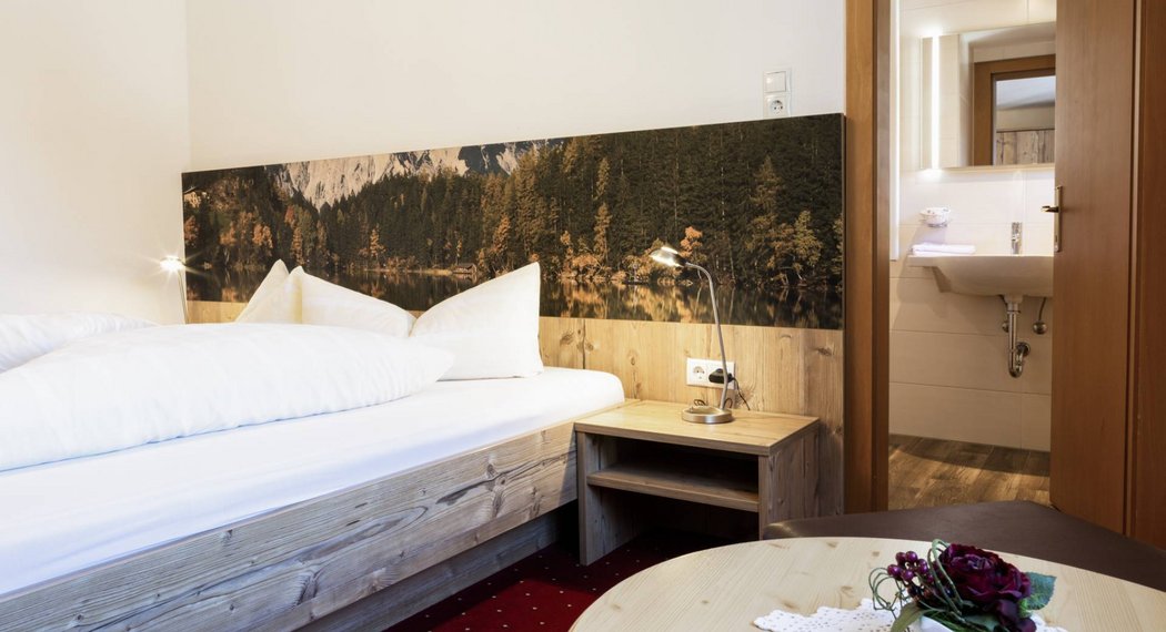 Hotel Oetztal: Ihr gemütliches Zimmer im Jägerhof wartet Hotel Oetztal: Ihr gemütliches Zimmer im Jägerhof wartet