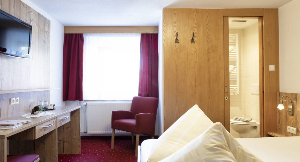 Hotel Oetztal: Ihr gemütliches Zimmer im Jägerhof wartet Hotel Oetztal: Ihr gemütliches Zimmer im Jägerhof wartet