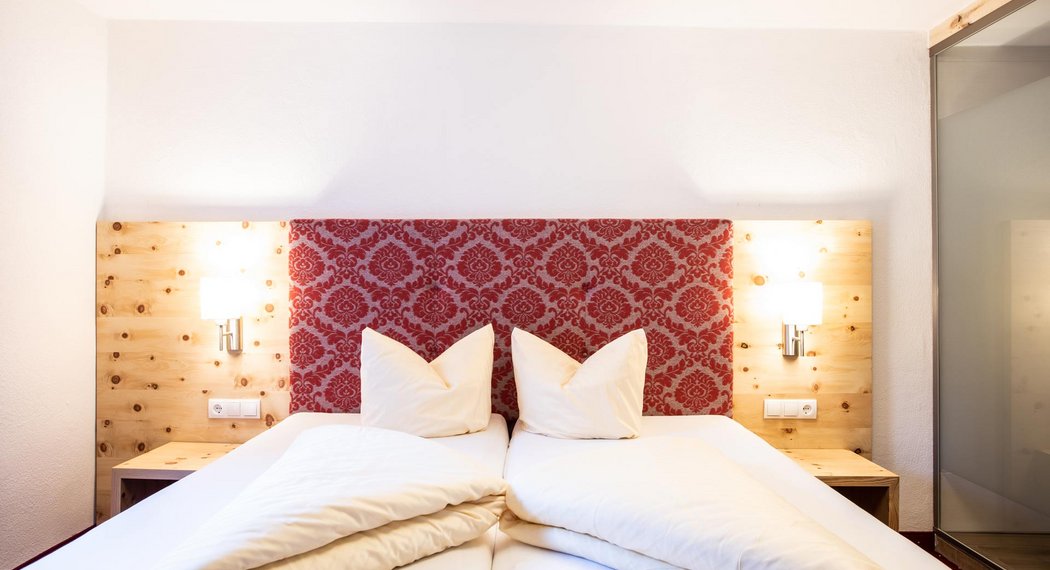 Hotel Oetztal: Ihr gemütliches Zimmer im Jägerhof wartet Hotel Oetztal: Ihr gemütliches Zimmer im Jägerhof wartet