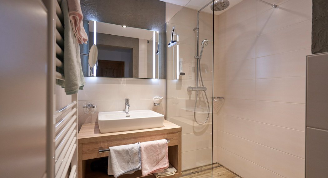 Hotel Oetztal: Ihr gemütliches Zimmer im Jägerhof wartet Hotel Oetztal: Ihr gemütliches Zimmer im Jägerhof wartet