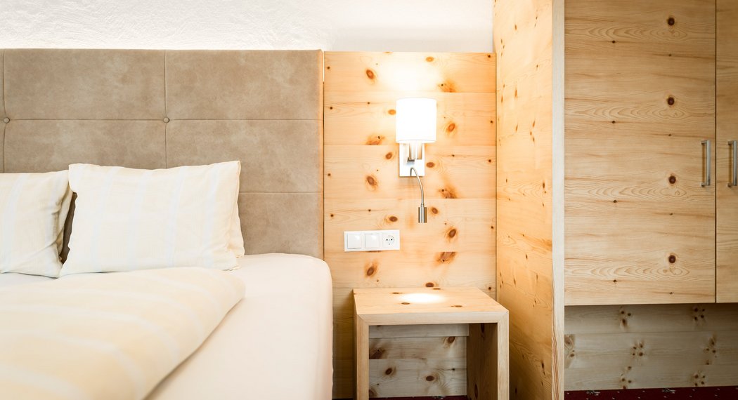 Hotel Oetztal: Ihr gemütliches Zimmer im Jägerhof wartet Hotel Oetztal: Ihr gemütliches Zimmer im Jägerhof wartet